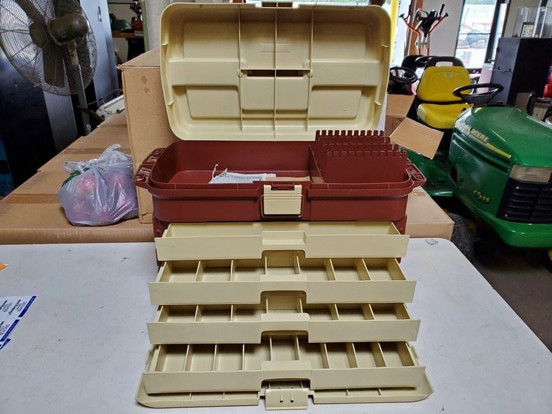 Biddergy - Worldwide Online Auction and Liquidation Services - Large Plano Fishing  Tackle Box
