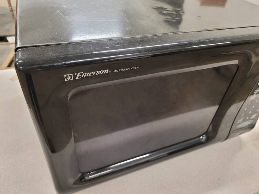 Lot #41 - Emerson Microwave, Black and Decker Grand Openings Electric Can  Opener, White-Westinghouse 2 Slice Toaster - Puget Sound Estate Auctions.com