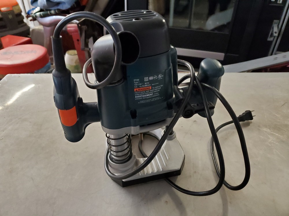 Sold at Auction: BLACK N DECKER PLUNGE ROUTER