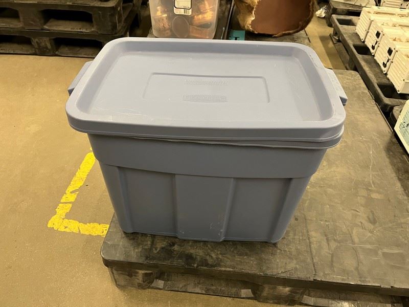 Rubbermaid 2215 18 Gallon Roughneck Tote Storage Box 