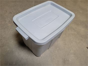 Biddergy - Worldwide Online Auction and Liquidation Services - Rubbermaid  18 Gallon Storage Tote w/ Lid