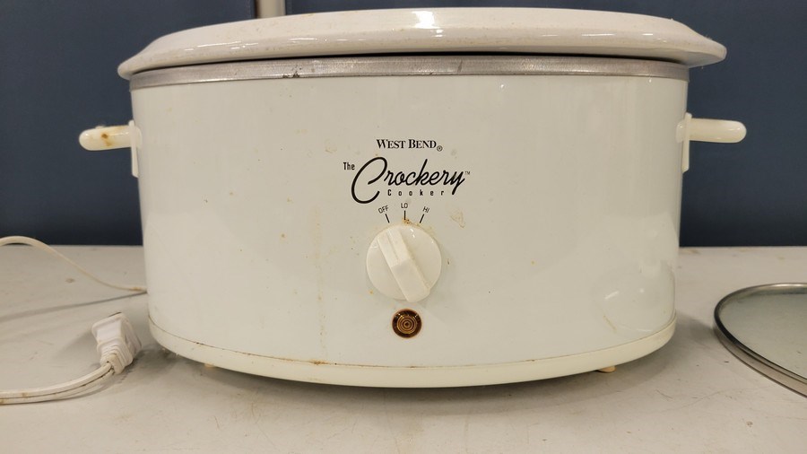 West Bend, Kitchen, West Bend Crockery Slow Cooker 3 Qt Oval Crock Pot  White Ceramic Model 84323